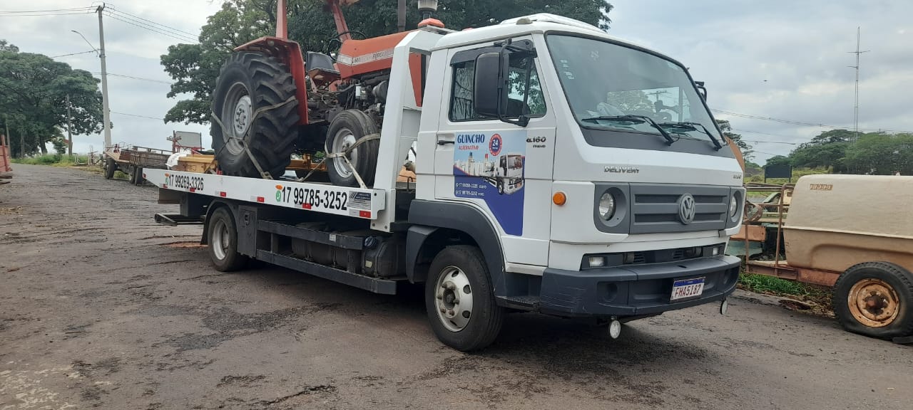 Trator transportado em caminhão plataforma